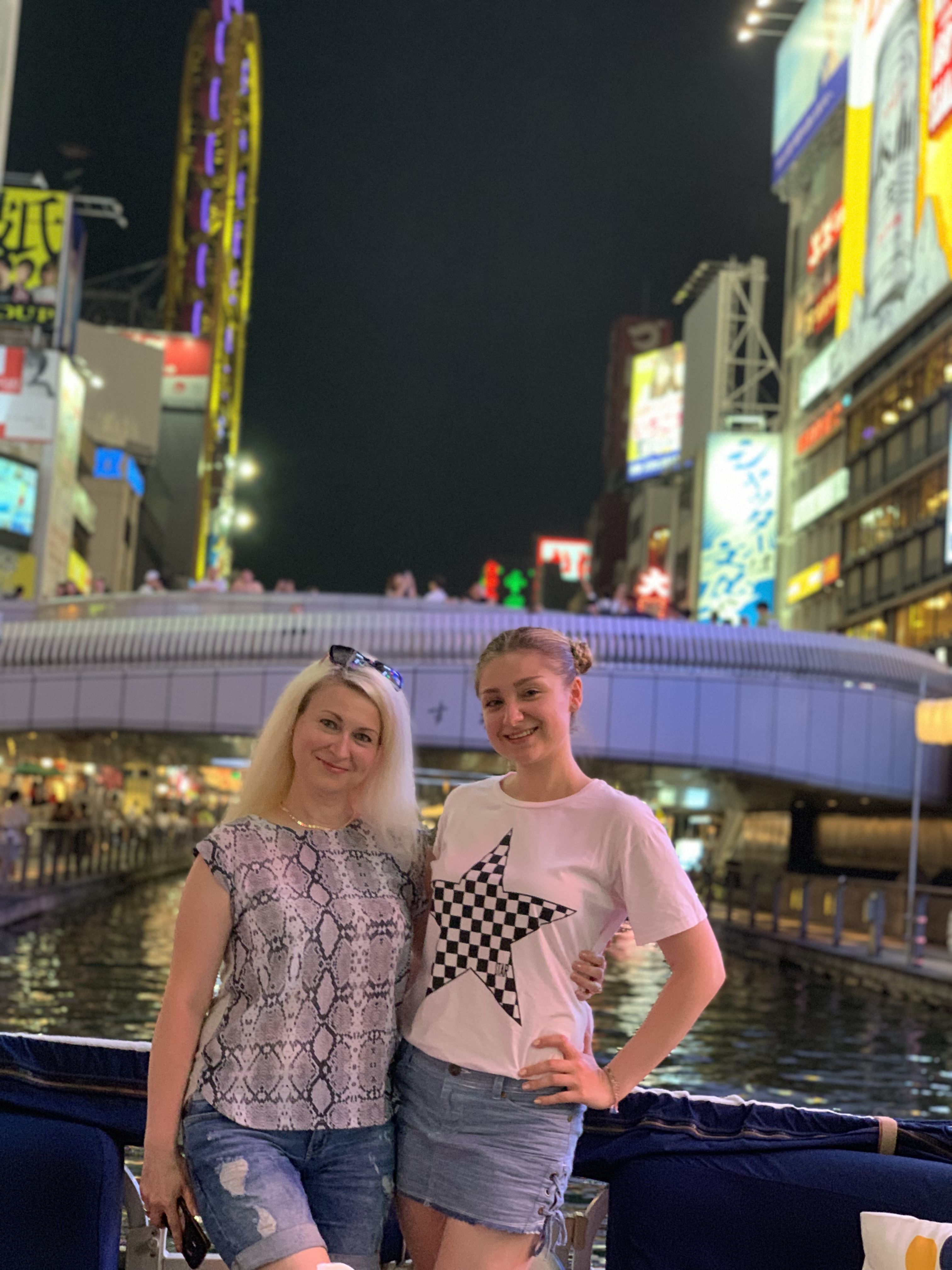 道頓堀觀光遊船 從船上欣賞固力果招牌與熱鬧街景，享受20分鐘的悠閒時光（湊町船著場往返）
